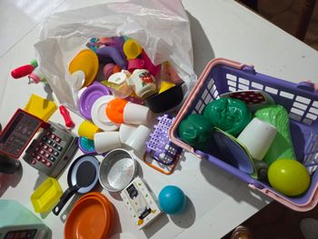 Lot dinette charet et quelques petits truc de bebe micro-ondes