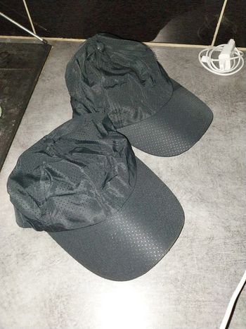 2 casquettes noires respirantes