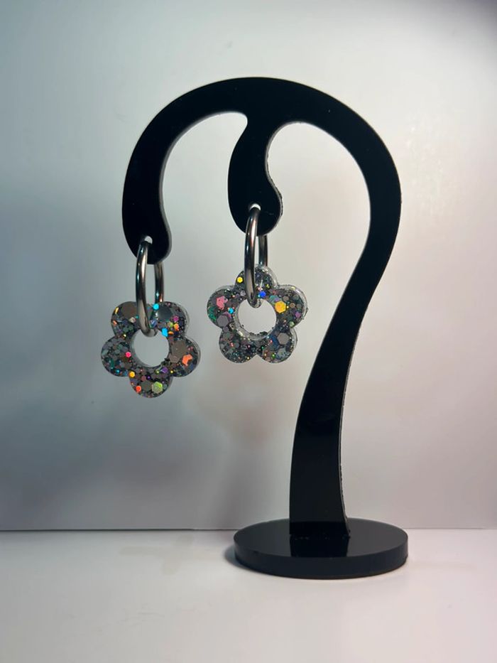 Créoles fleurs résine argentées