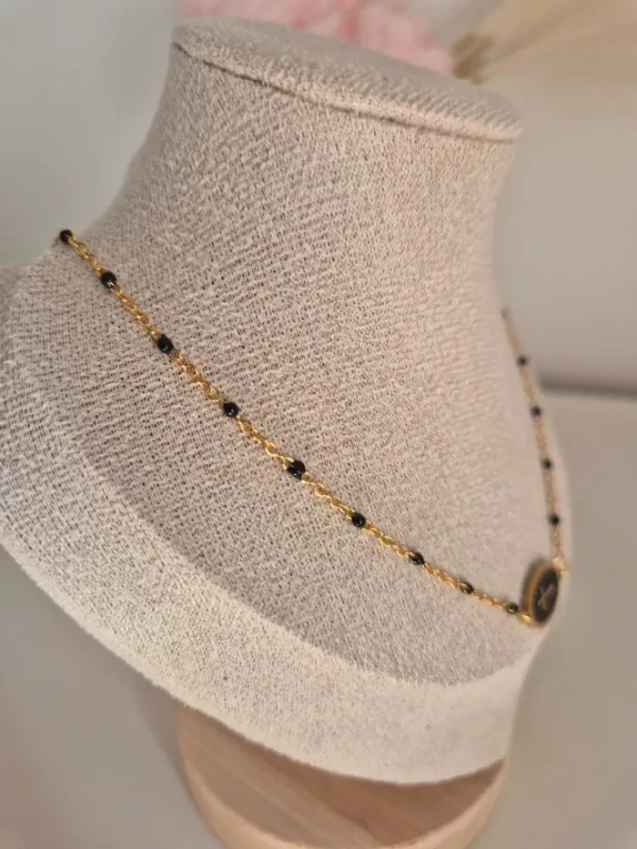 Collier style gigi dorée en acier inoxydable
🌸 perles résines noires avec médaille croix - photo numéro 6
