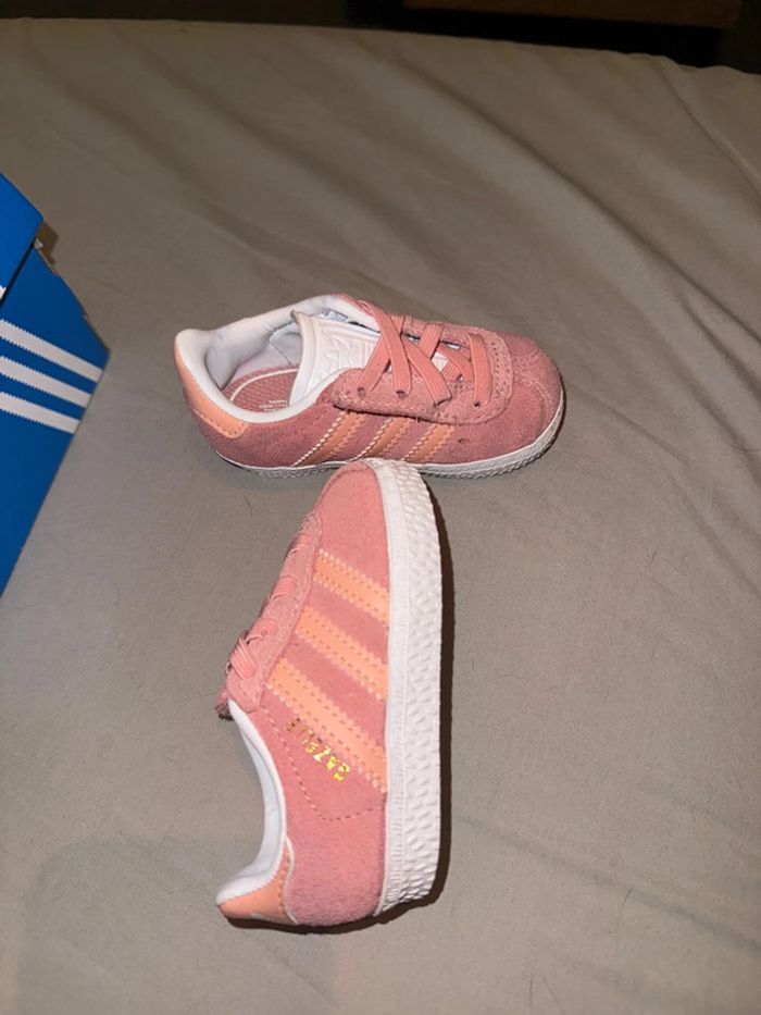 Basket Adidas gazelle rose 19 - photo numéro 2