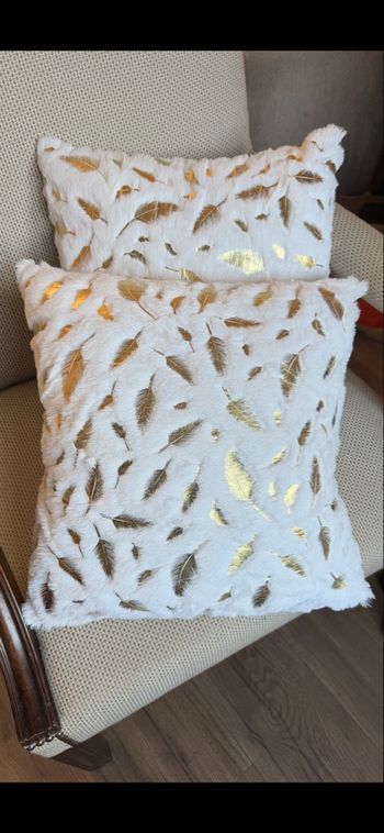 Lot de 2 housses coussin fausse fourrure plumes dorées déco chic