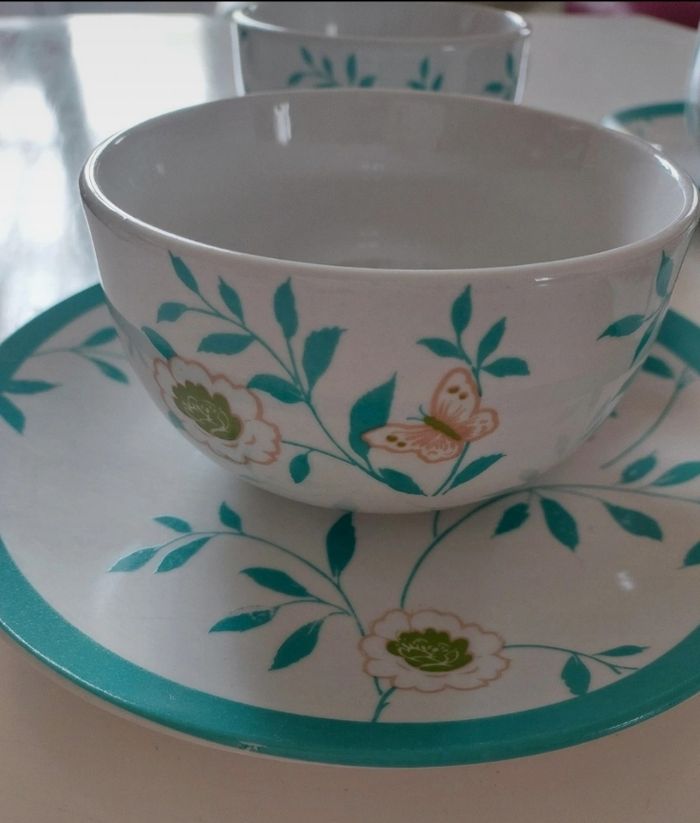 Laura Ashley 4 tasses et leurs soucoupes