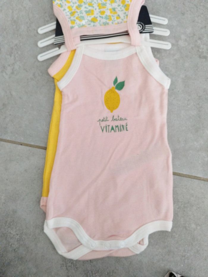 Lot de 3 bodys a bretelles pour fille. Taille 3 mois. Petit bateau NEUFS - photo numéro 2