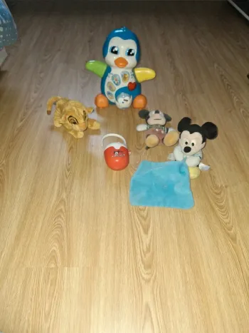 Lot jouet et doudous disney