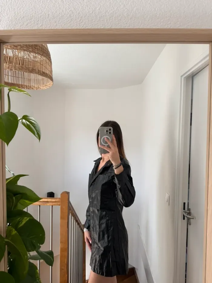 Robe noire effet similicuir Zara - photo numéro 2