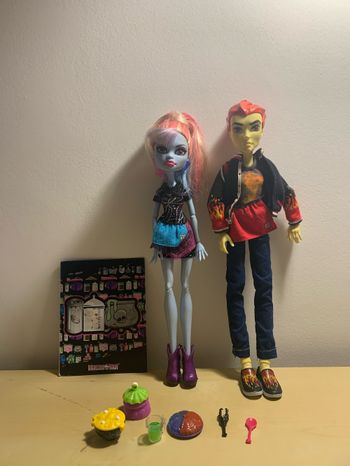 Monster High Classroom Partners Home Ick Abbey Bominable and Health Burns Doll