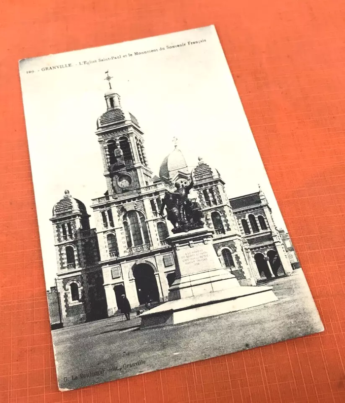 Carte postale ancienne Granville (Manche) L' Eglise Saint-Paul et le Monument du Souvenir Français - photo numéro 2