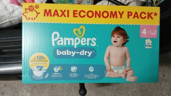 Carton de couches taille 4 pampers