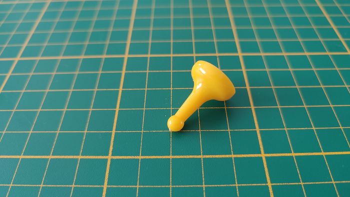 Pion jaune colonel Moutarde en l'état Cluedo miro-meccano pièce détachée jeu de société #E26 - photo numéro 2