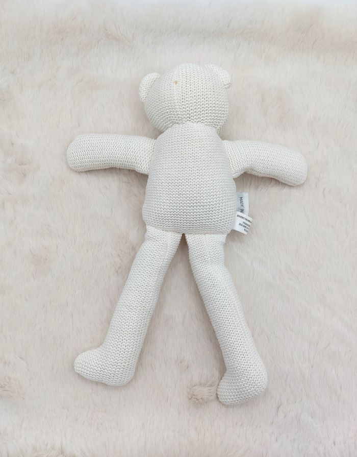 Peluche doudou ours blanc façon tricot crochet côté table 30 cm nez gris - photo numéro 3