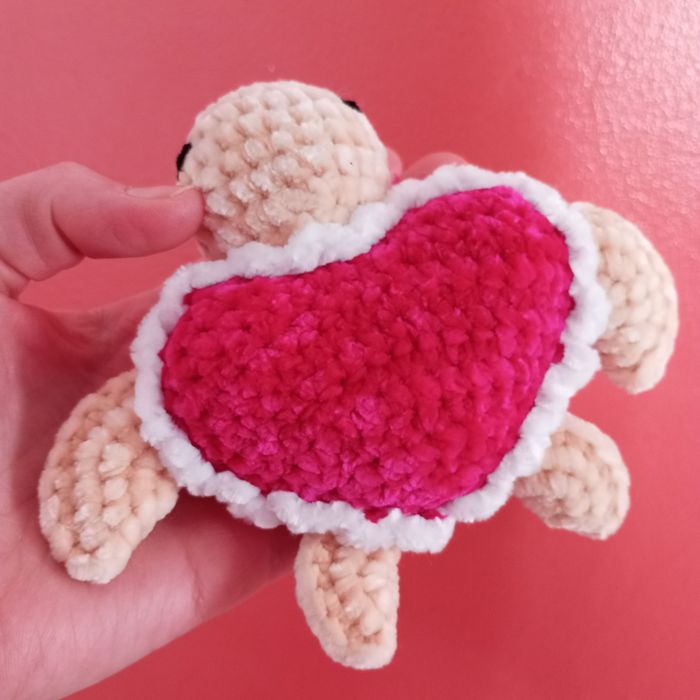 Petite tortue cœur au crochet - fait main - cadeau Saint Valentin - photo numéro 5
