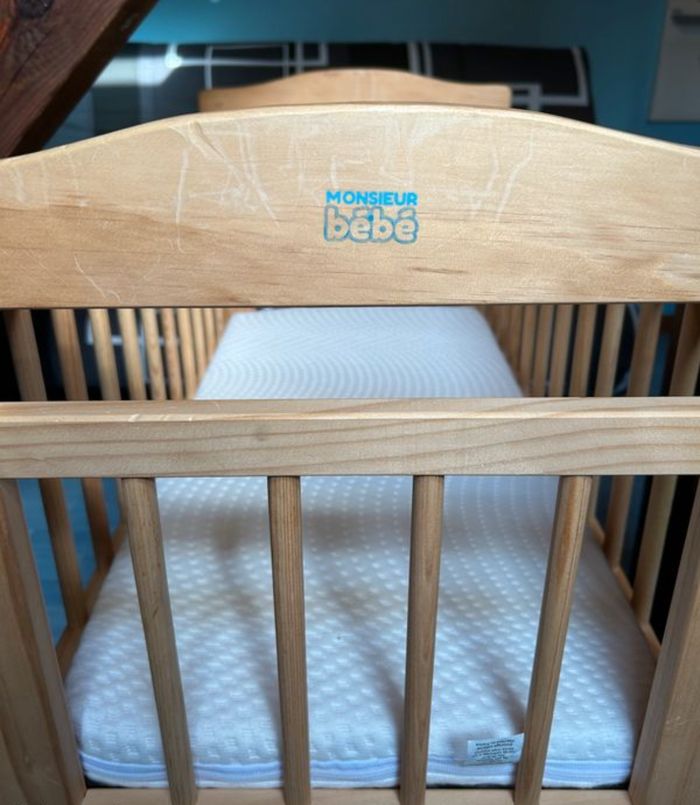Berceau en bois à roulettes + matelas - photo numéro 5