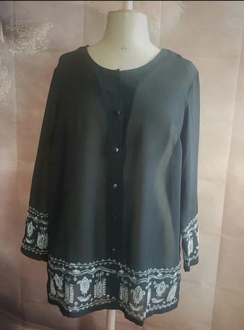Joli chemisier brodé taille 46/48
