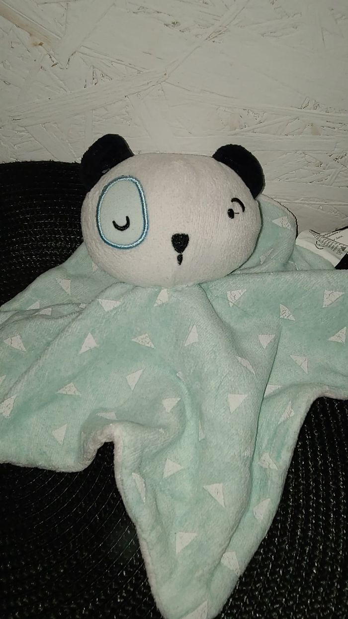 Doudou Plat Ours Bleu Koala Panda Bleu Blanc Coquard Triangles Leclerc Siplec - photo numéro 2