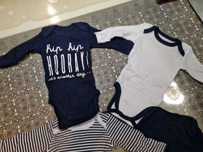 Lot de 4 bodys taille 3 mois jamais porté - photo numéro 3