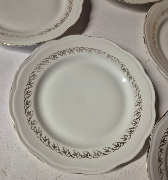 Lot 7 assiettes à dessert en porcelaine fine et dorures SFP société française de porcelaine - photo numéro 3