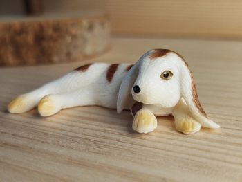 Figurine lapin couché blanc et marron Animal de la ferme