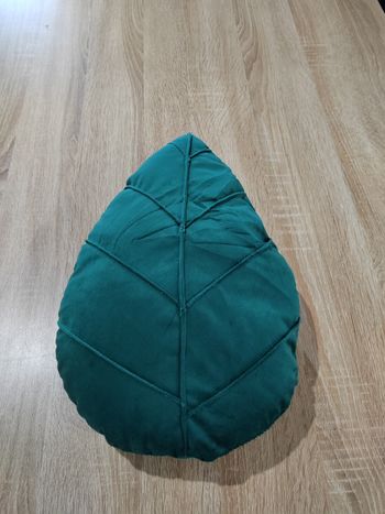 Coussin décoratif forme Feuille – Vert Émeraude – Velours tout doux