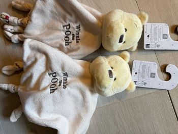 Lot de 2 doudous Winnie l ourson neuf