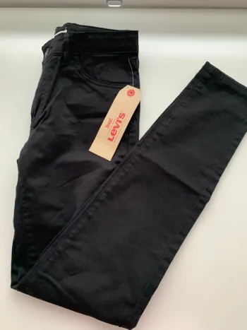 Jean levi’s neuf 14 ans 710 super skinny