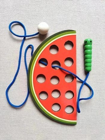 Ver qui mange une pastèque motricité fine