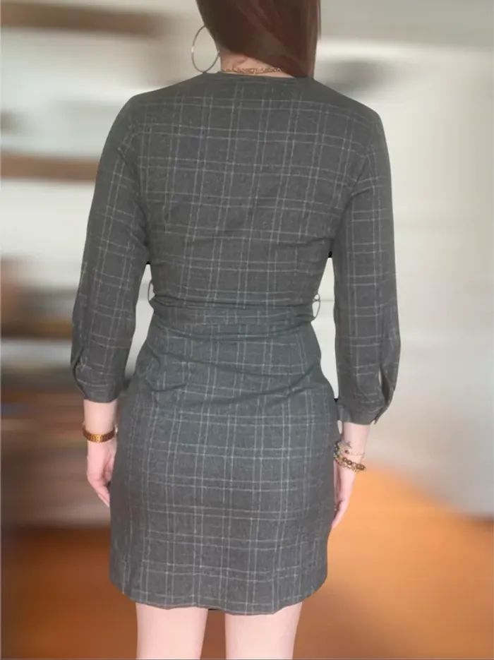 Robe portefeuille grise à carreaux chic élégante décolleté sexy - photo numéro 3