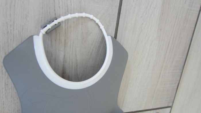 Bavoir plastique dur. Neuf - photo numéro 2