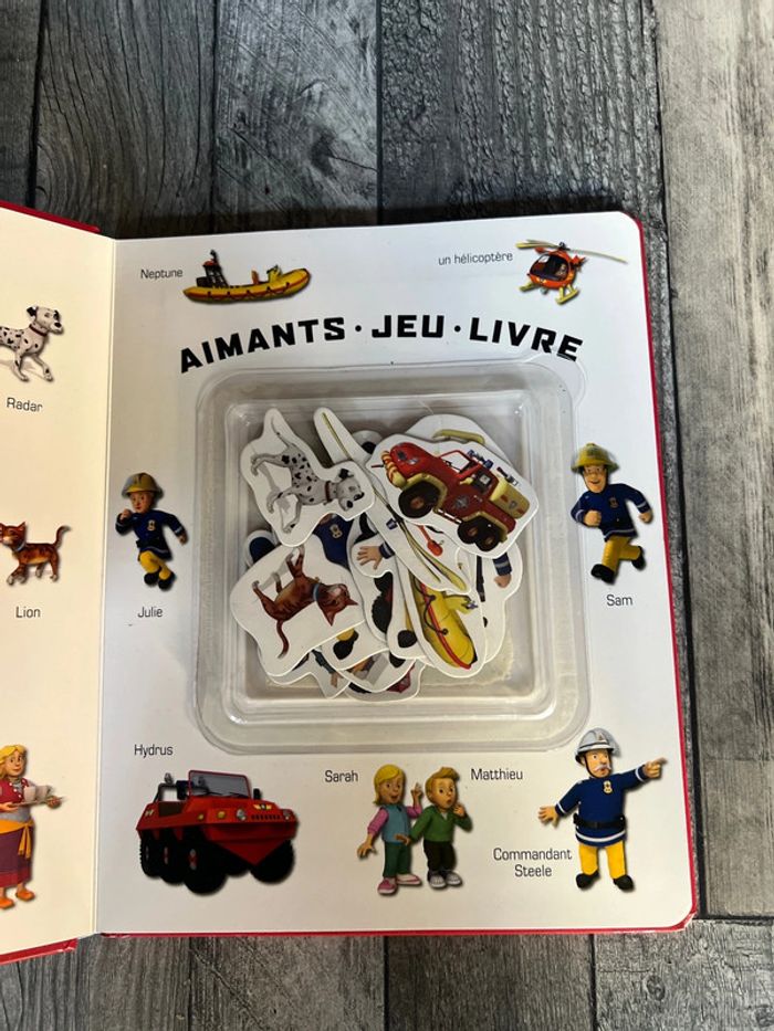 Livre avec aimants ( manque 2 aimants ) - photo numéro 2