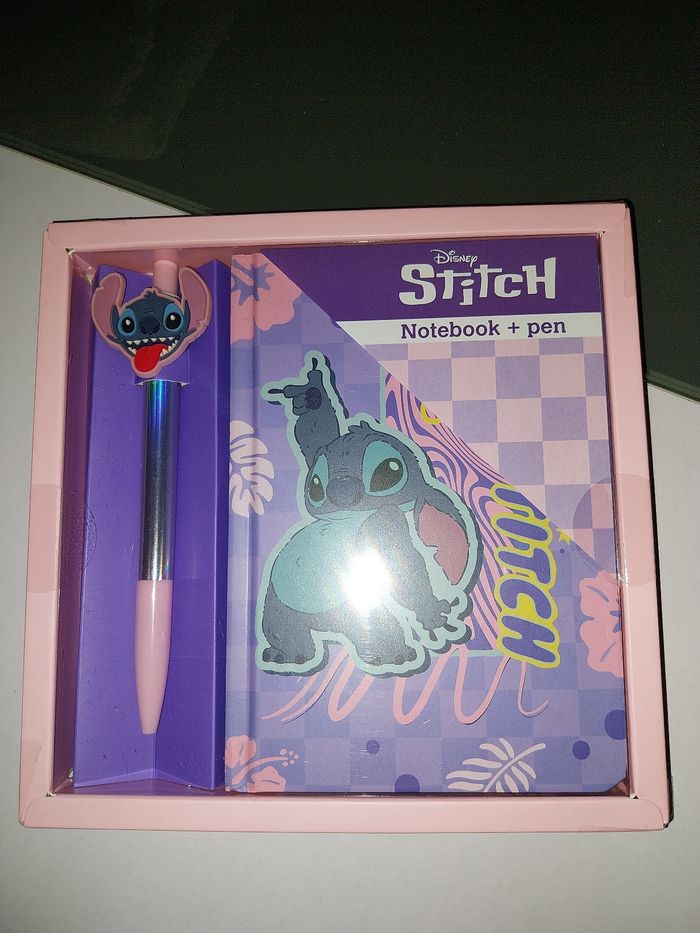Cahier et stylo stitch