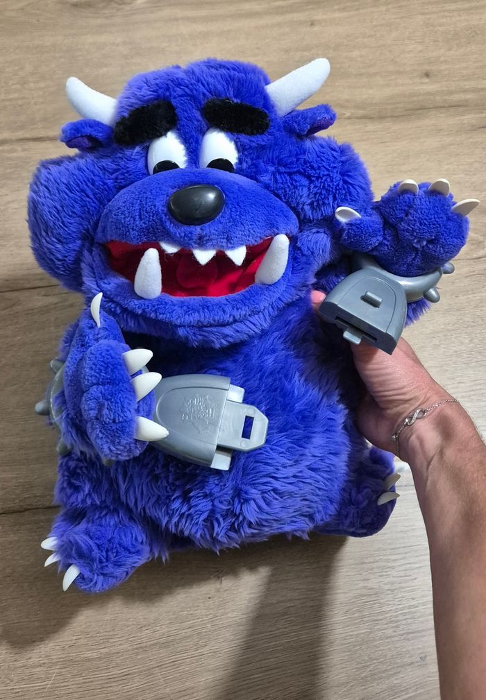 Peluche My Pet Monster avec menottes - photo numéro 4