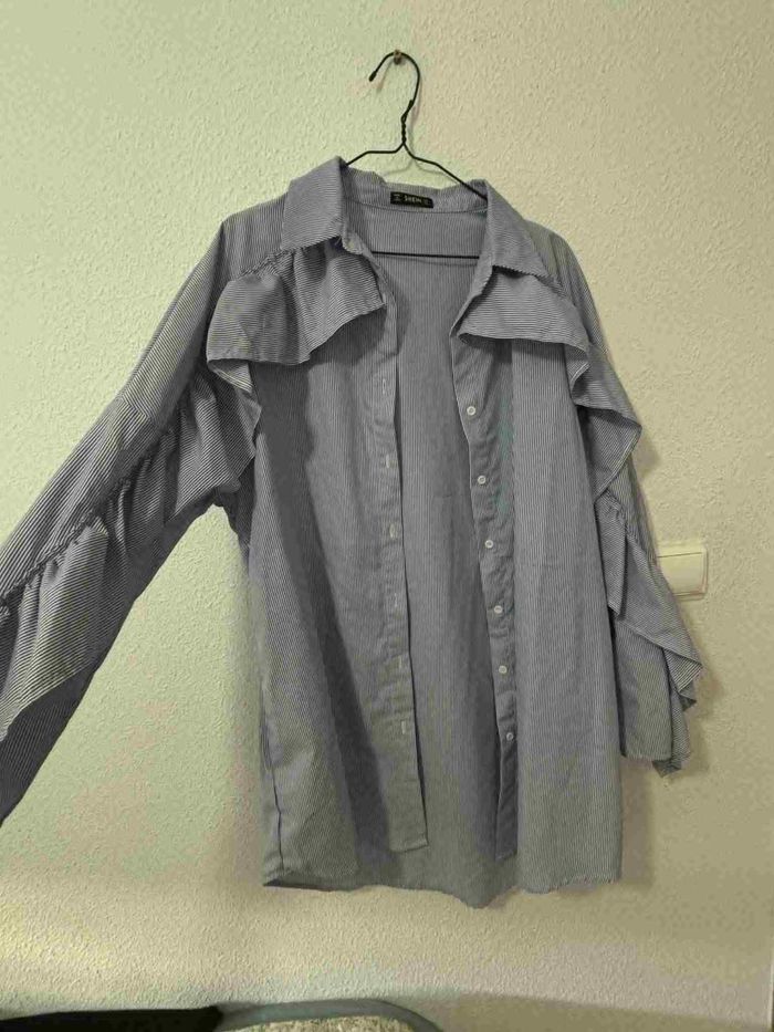 Chemise bleu a rayure - taille L - froufrou sur les manches