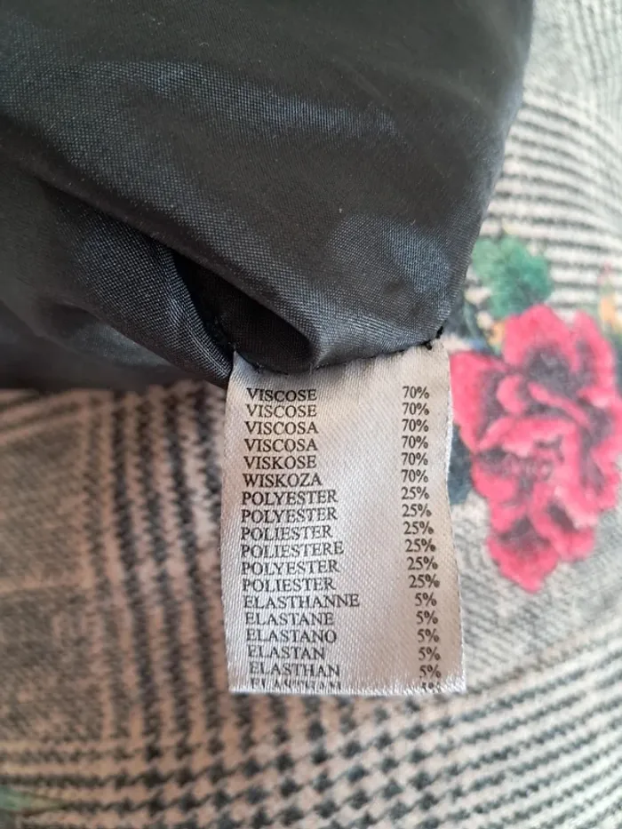 Jupe courte noire avec détails texturés élégants - photo numéro 5