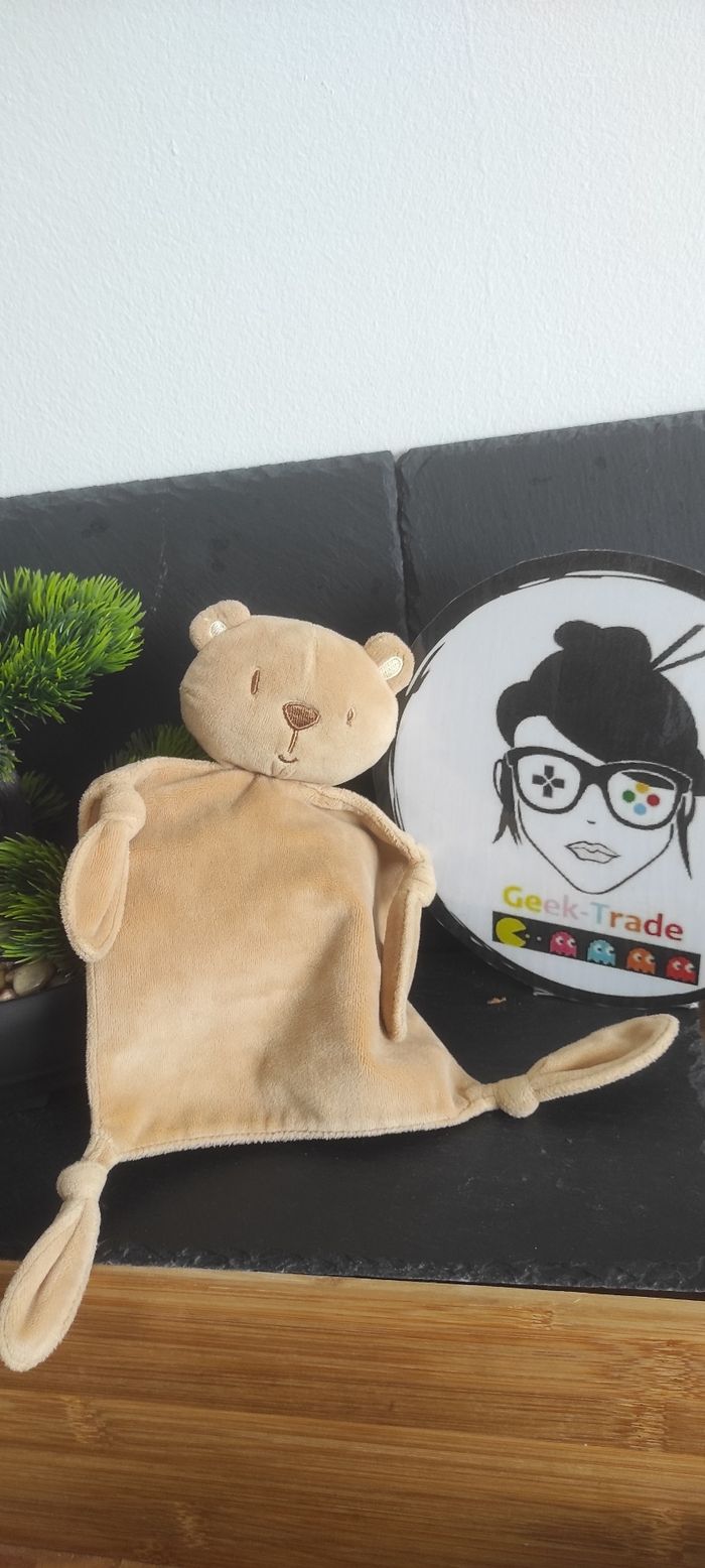 doudou plat ours édition quatres fleuves marron noeud grelot plat Beige Carré