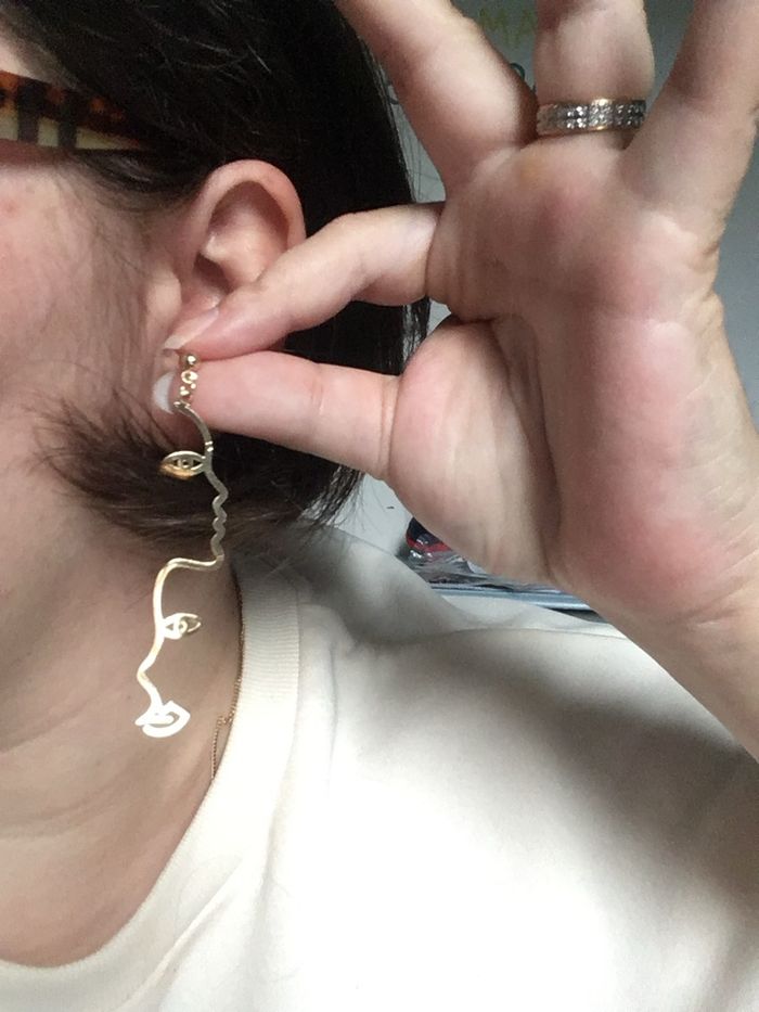 Boucles d’oreilles NEUVES pour femme en forme de visage de profil. - photo numéro 4
