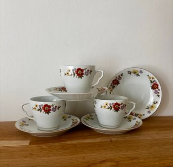 Vintage lot de 3 tasses et 4 soucoupes décor floral
