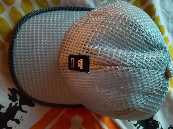 Casquette aérée réglable
