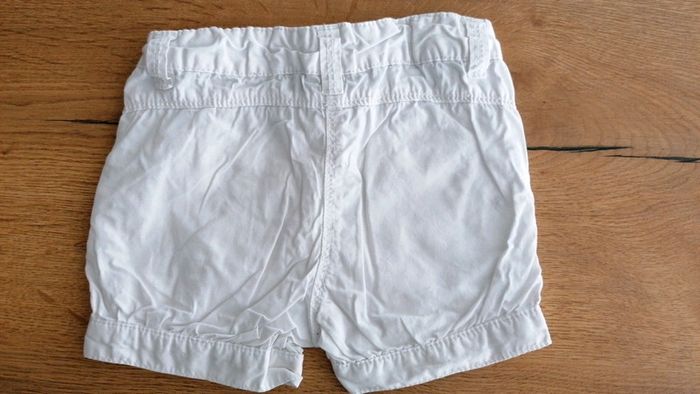 Short blanc 24 mois kiabi état impeccable - photo numéro 2