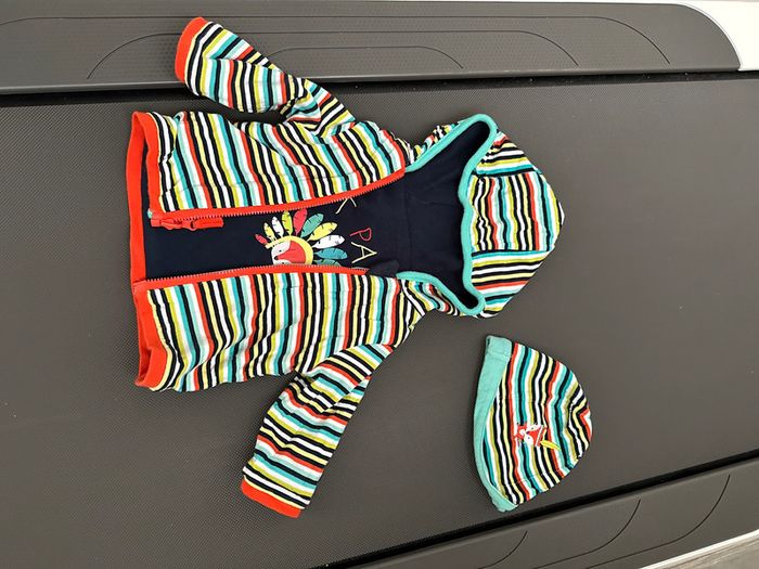 Gilet à capuche réversible (1 mois)avec bonnet 41 cm( naissance/1 mois)+ pyjama naissance - photo numéro 2