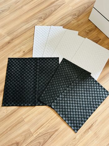 Lot de 8 dessous d’assiettes noirs et blancs 