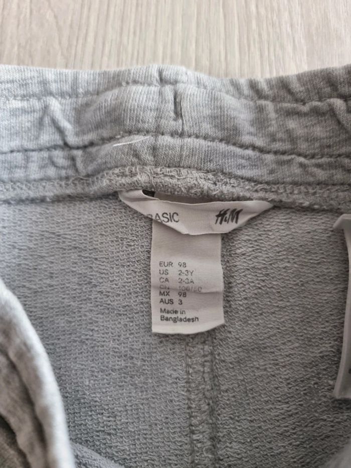 Short molleton gris - H&M - Taille 3 ans / 98 cm - photo numéro 2