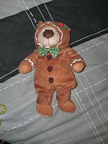 Peluche ours déguisée en pain d'épice