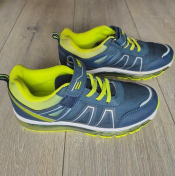 Tres jolie basket bleu et jaune fluo. Taille 36. Marque Liberto. En excellent état,proche neuf