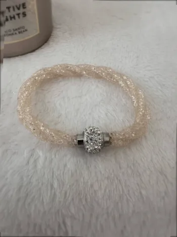 Bracelet tube doré pailleté avec fermoir strassé – Élégance & brillance