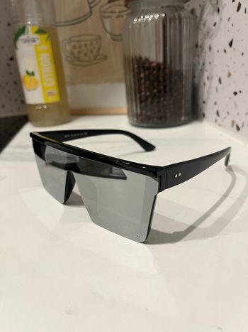 Lunette de soleil XL noire reflet argenté brillante 