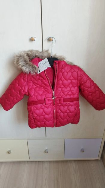Blouson rouge détail noeud et coeur avec fourrure et capuche détachable  neuf 18 mois bebe fille