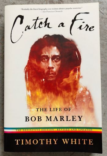 Livre "Catch a fire : the life of Bob Marley" de Timothy White (en anglais)