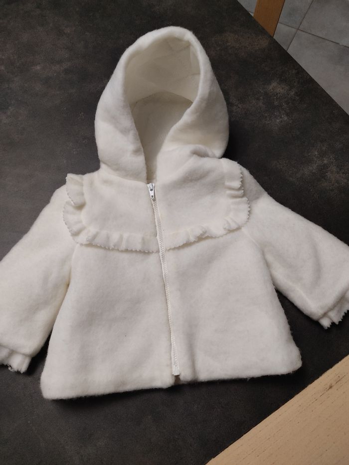 Veste blanche avec capuche 3 / 6 mois - photo numéro 2
