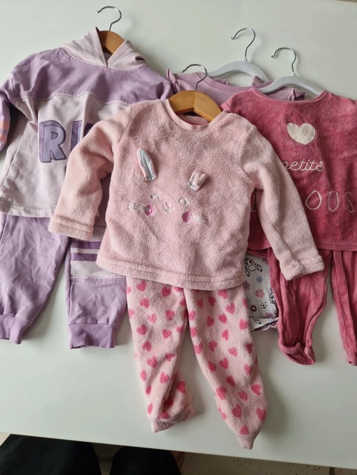 Lot pyjama et ensemble 24 mois - photo numéro 2