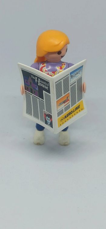 Femme avec journal playmobil